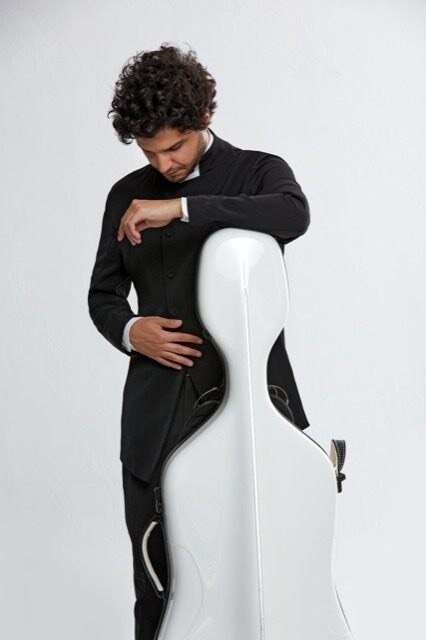 نوازنده برجسته ویولنسل جهان به روی صحنه میرود