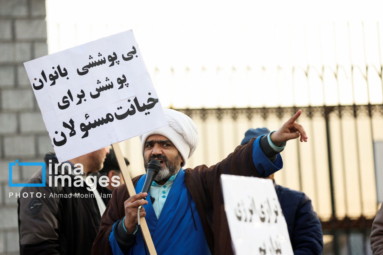 تندروها چه کسانی هستند و چه نشانههایی دارند؟/ طیف تندرو درخواست تنوع فرهنگی جامعه را نمیپذیرد و برچسب برهنگی به افراد میزند 2