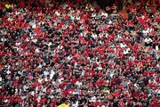 عکس | میهمان ویژه تمرین پرسپولیس؛ استقبال ویژه بازیکنان از یک هوادار