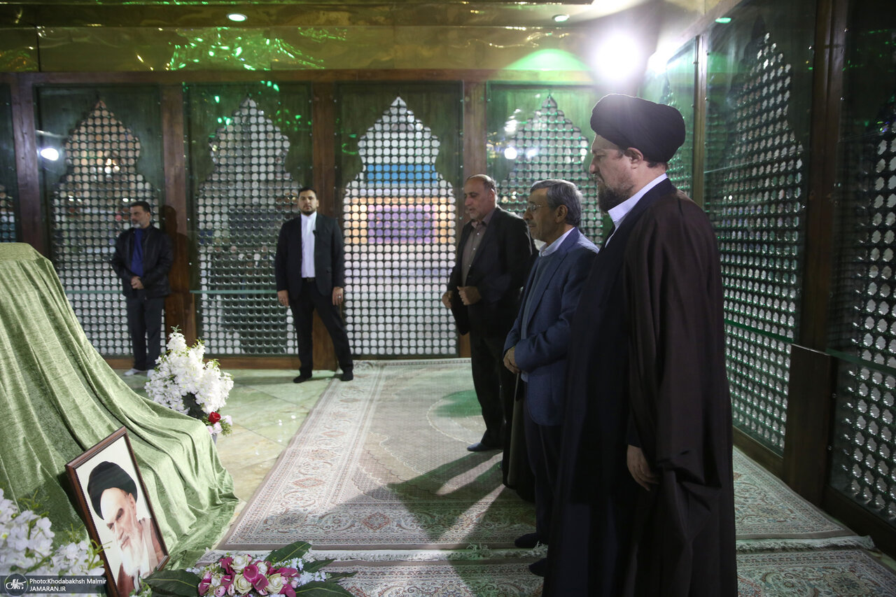 تصاویری از احمدی نژاد در حرم امام خمینی(ره) / او سر مزار چه کسانی رفت؟