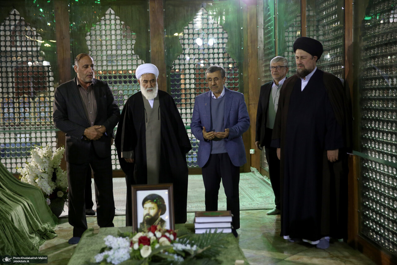 تصاویری از احمدی نژاد در حرم امام خمینی(ره) / او سر مزار چه کسانی رفت؟