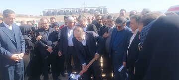 کلنگ زنی مجتمع شیمیایی اکسیر سیمیا با حضور وزیر جهاد کشاورزی در خرمآباد کلنگ زنی مجتمع شیمیایی اکسیر سیمیا با حضور وزیر جهاد کشاورزی در خرمآباد