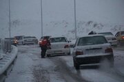 ببینید | متوقف‌شدن خودروها در بزرگراه بروجرد خرم‌آباد به‌دلیل بارش سنگین برف