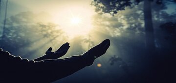 استوریموشن | نورِ بُرهان؛ مناجاتی که دل را به سوی خدا میبرد استوریموشن | نورِ بُرهان؛ مناجاتی که دل را به سوی خدا میبرد