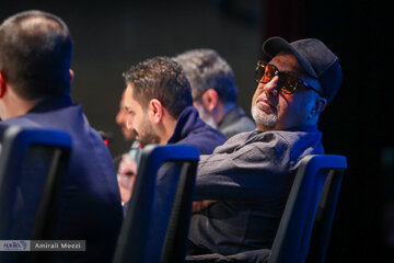 آموزش بستن کراوات در جشنواره فجر توسط عطارن و عباس جمشیدی!