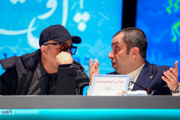 آموزش بستن کراوات در جشنواره فجر توسط عطارن و عباس جمشیدی!