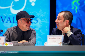 آموزش بستن کراوات در جشنواره فجر توسط عطارن و عباس جمشیدی!