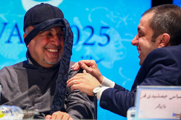 آموزش بستن کراوات در جشنواره فجر توسط عطارن و عباس جمشیدی!