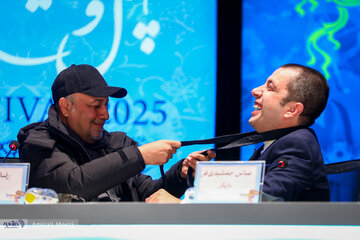 آموزش بستن کراوات در جشنواره فجر توسط عطارن و عباس جمشیدی!