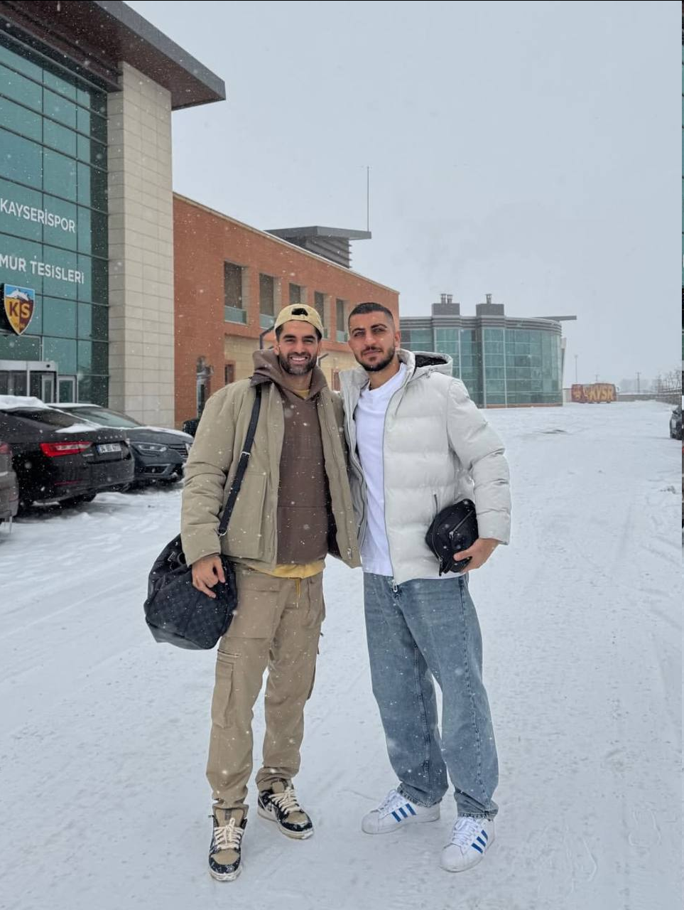 عکس| علی کریمی و دوست صمیمی زیر برف