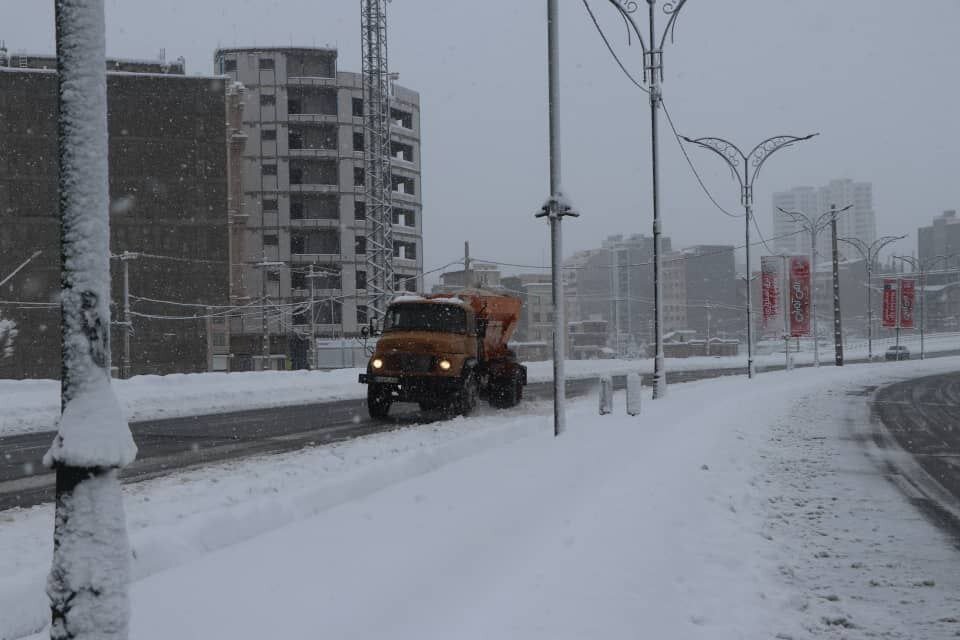 برف و کولاک در نقاط مختلف استان آذربایجانغربی ادامه دارد / شهرهای مختلف سفیدپوش شدند