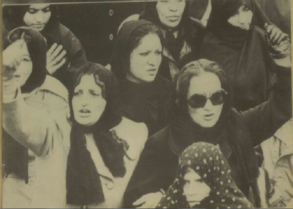 مجموعه عکس/ زنان در راهپیماییهای بهمن ۵۷