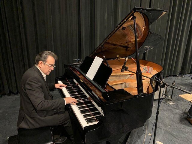 لوون تیوانیان، نوازنده ارمنی روی صحنه میرود