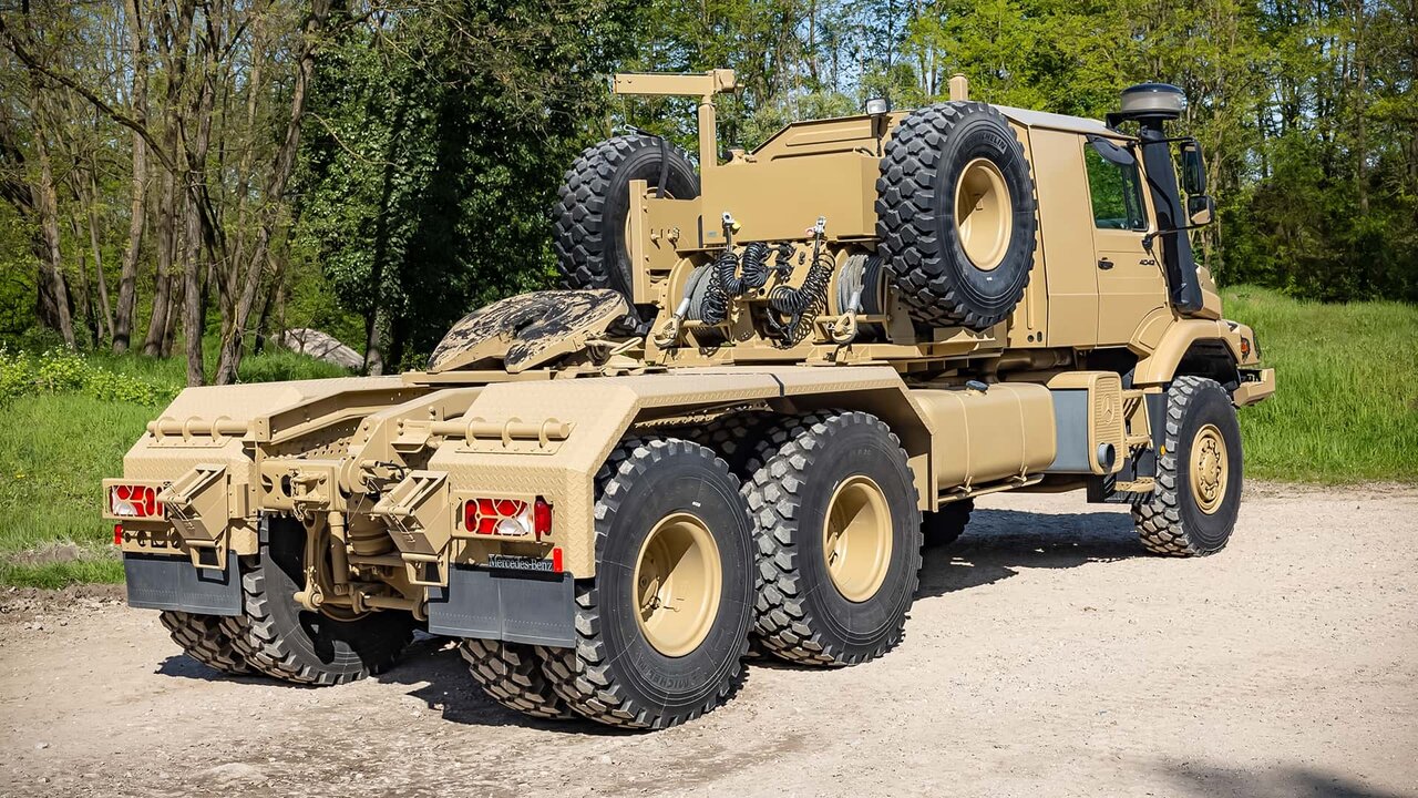 کامیون نظامی مرسدسبنز در همسایگی ایران رونمایی شد /عکس