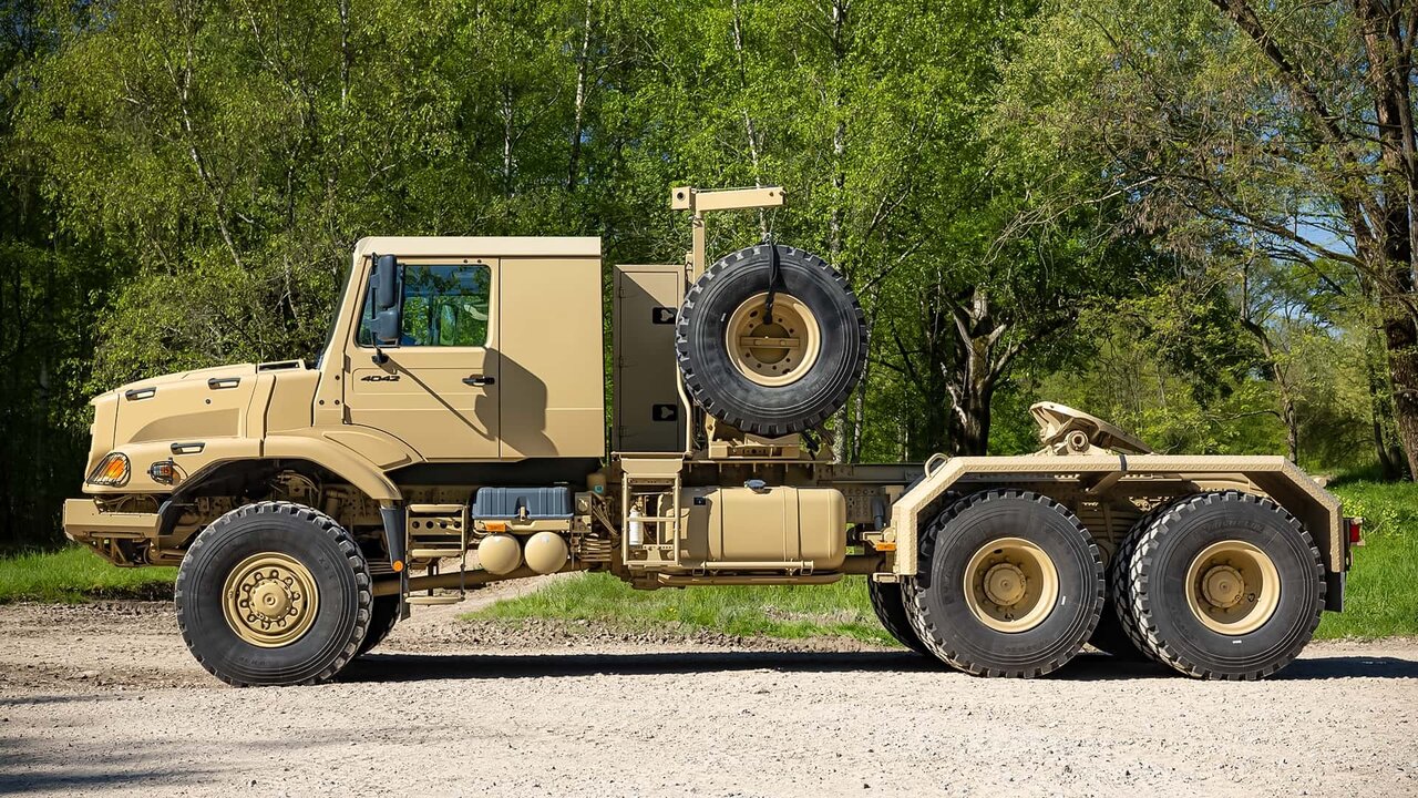 کامیون نظامی مرسدسبنز در همسایگی ایران رونمایی شد /عکس