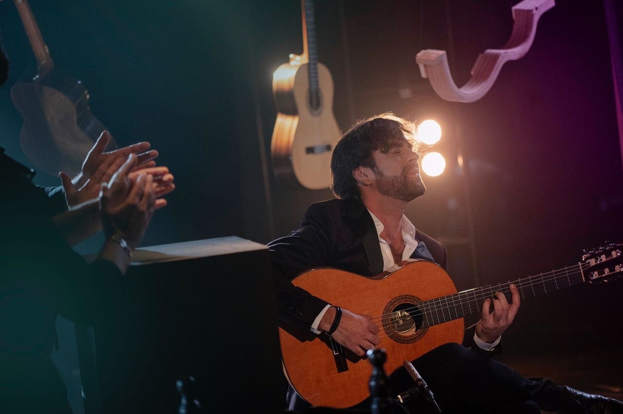 دانیل کاسارس، نوازنده گیتار فلامنکو اسپانیا به روی صحنه میرود