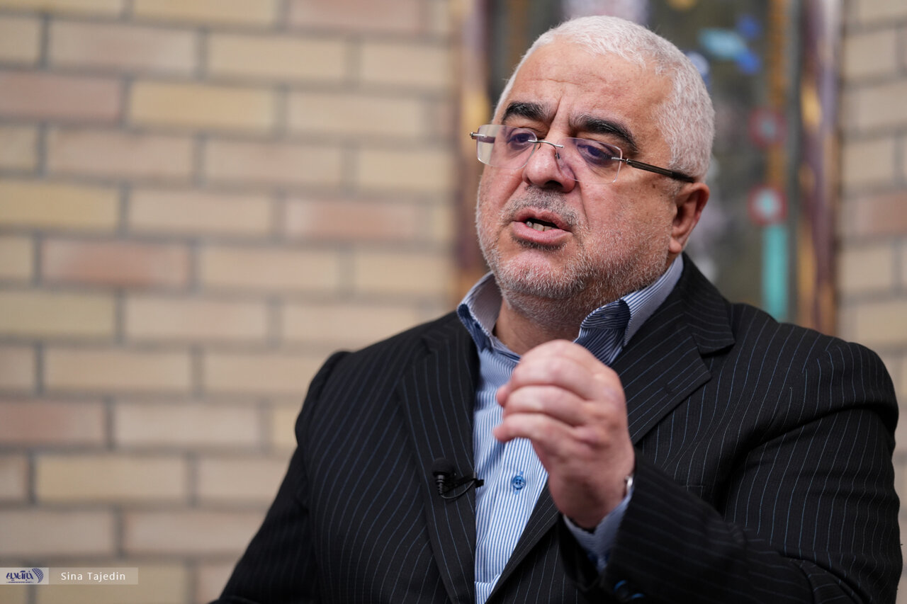در مراسمی که صبح تاسوعا برگزار شد، تنها حکم قتل چند شخصیت سیاسی از جمله پزشکیان، قالیباف و عراقچی نبود که در آن امضا شد. این موضوع مطرح شد که جایز نیست یک نماینده با تنها ۸ هزار رأی برای ۹۰ میلیون نفر تصمیمگیری کند. در مراسمی که صبح تاسوعا برگزار شد، تنها حکم قتل چند شخصیت سیاسی از جمله پزشکیان، قالیباف و عراقچی نبود که در آن امضا شد. این موضوع مطرح شد که جایز نیست یک نماینده با تنها ۸ هزار رأی برای ۹۰ میلیون نفر تصمیمگیری کند.
