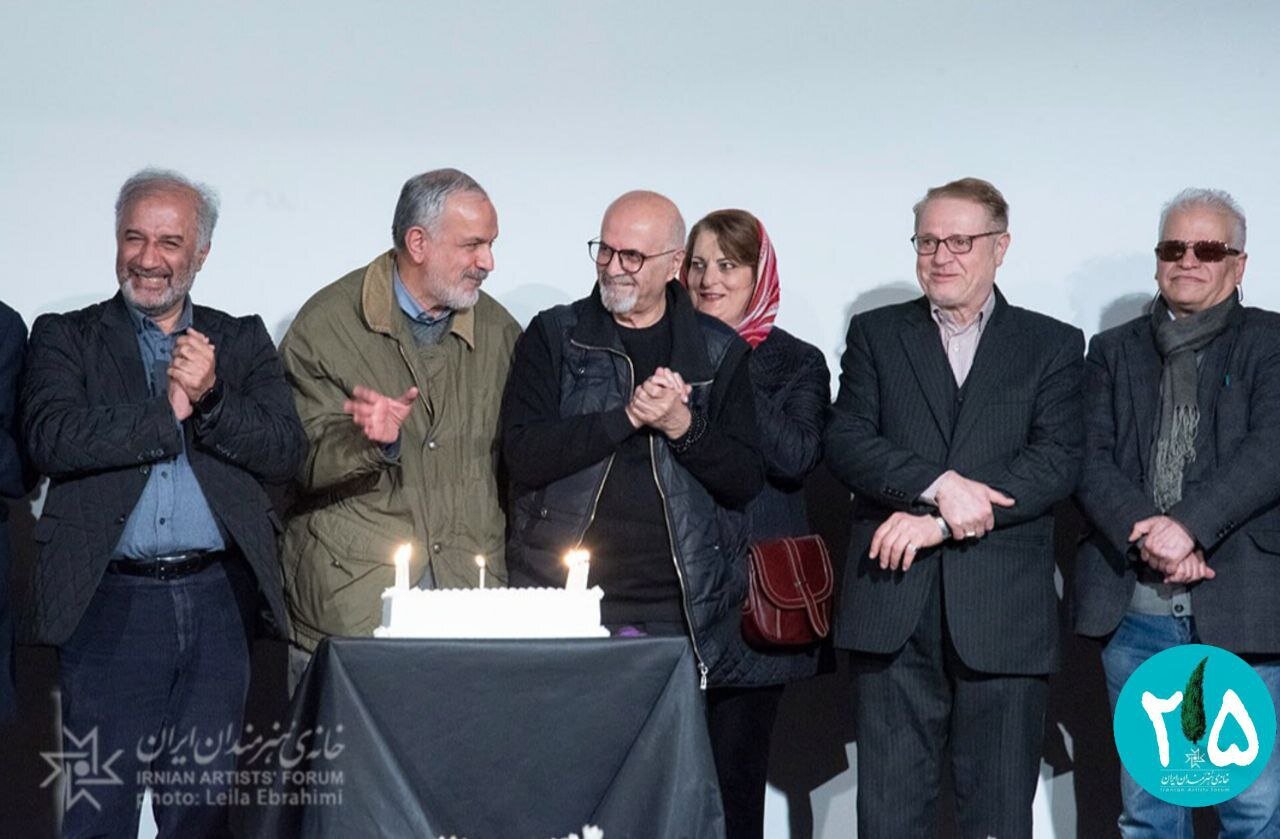 رسالت آدمهایی چون غریبپور تکثیر زیبایی است / جلوهگری شمعهای کیک ۲۵ سالگی «خانه هنرمندان ایران»