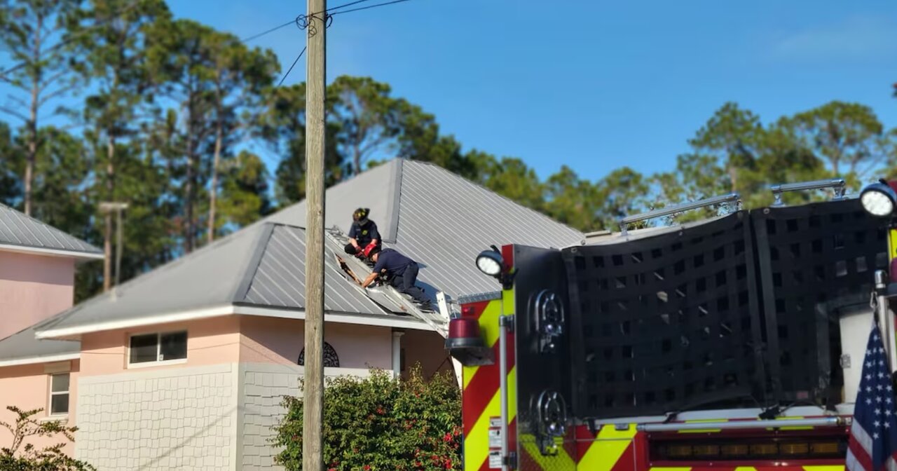 سقوط مرموز یخ روی سقف خانه/ عکس