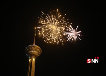 تصاویری از نورافشانی آسمان تهران در کنار برج میلاد