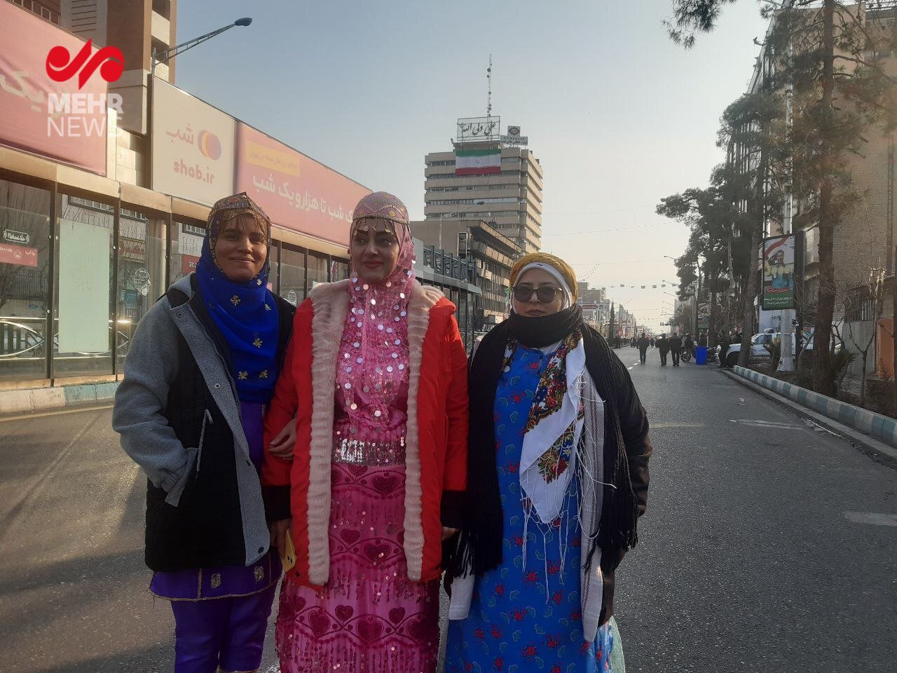 تصویری از حضور شهروندان چینی با پرچم ایران در راهپیمایی ۲۲ بهمن/ زنان با لباس محلی آمدند/ نصب پرچمهای اسرائیل، آمریکا و انگلیس بر روی چهارپایان