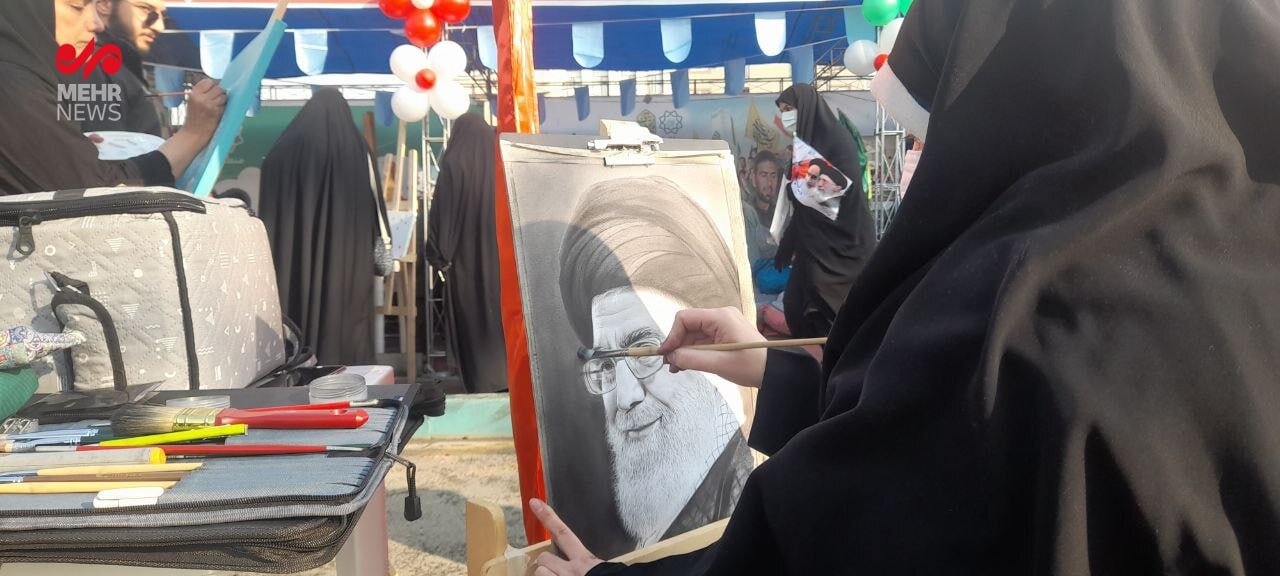 تصویری از حضور شهروندان چینی با پرچم ایران در راهپیمایی ۲۲ بهمن/ زنان با لباس محلی آمدند/ نصب پرچمهای اسرائیل، آمریکا و انگلیس بر روی چهارپایان