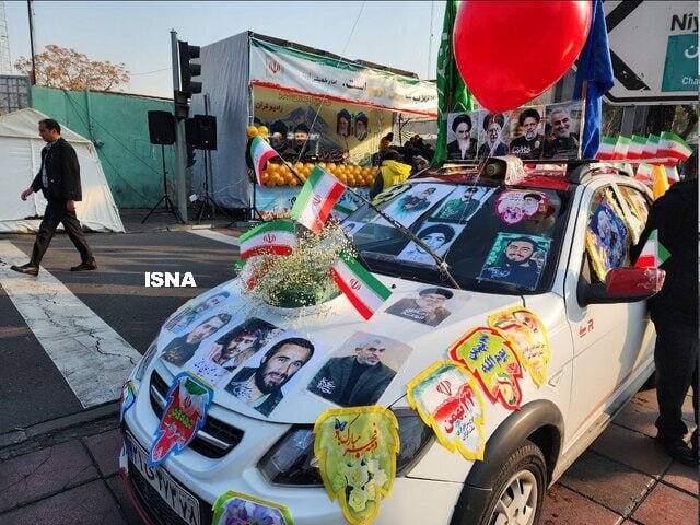 تصویری از حضور شهروندان چینی با پرچم ایران در راهپیمایی ۲۲ بهمن/ زنان با لباس محلی آمدند/ نصب پرچمهای اسرائیل، آمریکا و انگلیس بر روی چهارپایان