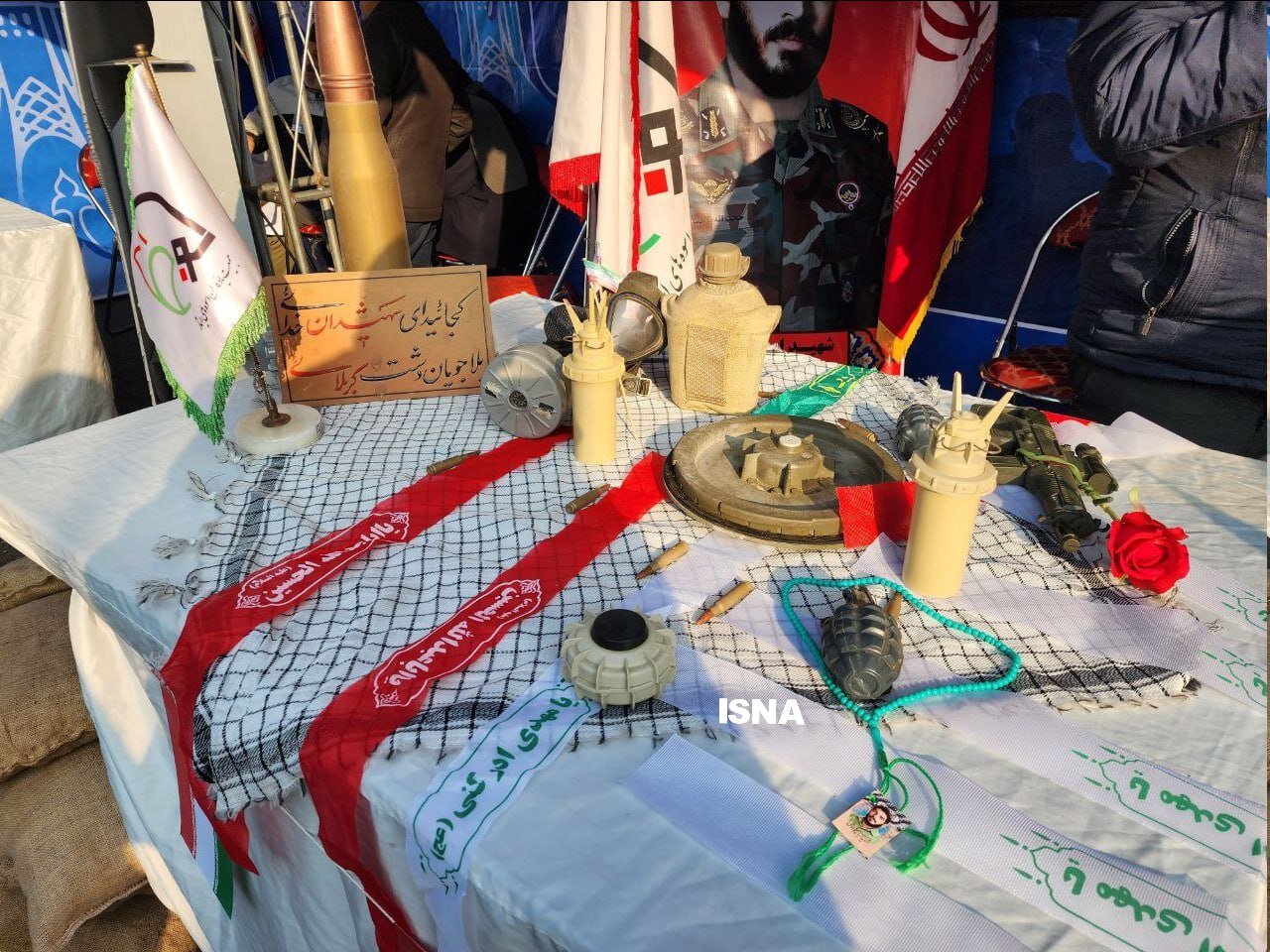 تصویری از حضور شهروندان چینی با پرچم ایران در راهپیمایی ۲۲ بهمن/ زنان با لباس محلی آمدند/ نصب پرچمهای اسرائیل، آمریکا و انگلیس بر روی چهارپایان