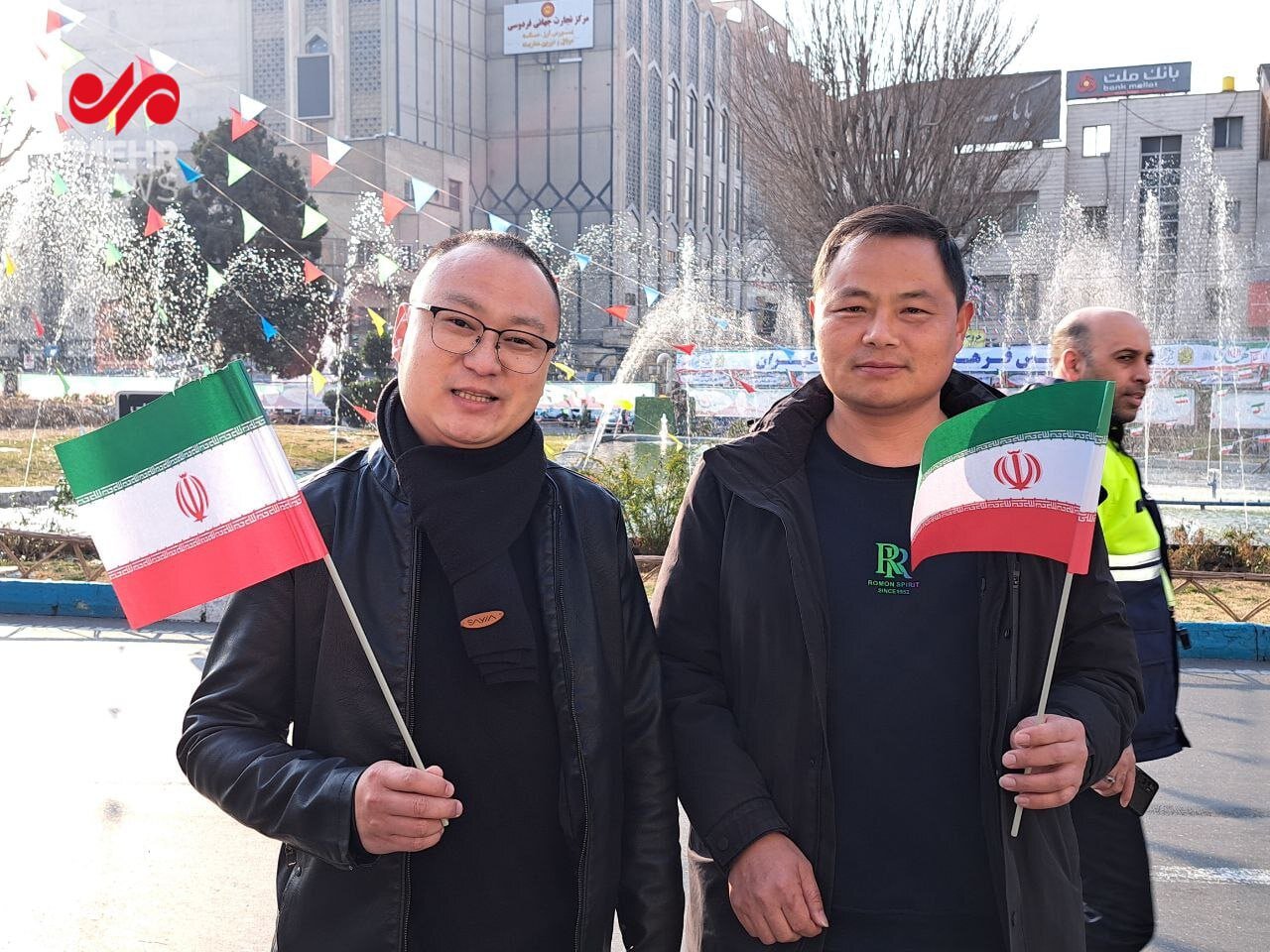 تصویری از حضور شهروندان چینی با پرچم ایران در راهپیمایی ۲۲ بهمن/ زنان با لباس محلی آمدند/ نصب پرچمهای اسرائیل، آمریکا و انگلیس بر روی چهارپایان