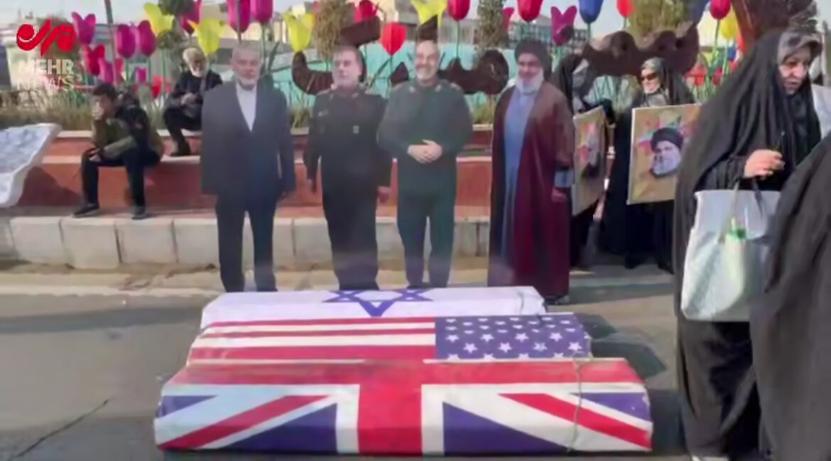 عکسی از نخست وزیر اسرائیل با لباس زندان در راهپیمایی ۲۲ بهمن/ شهدای مقاومت بالای سر تابوتهای اسرائیل، انگلیس و آمریکا