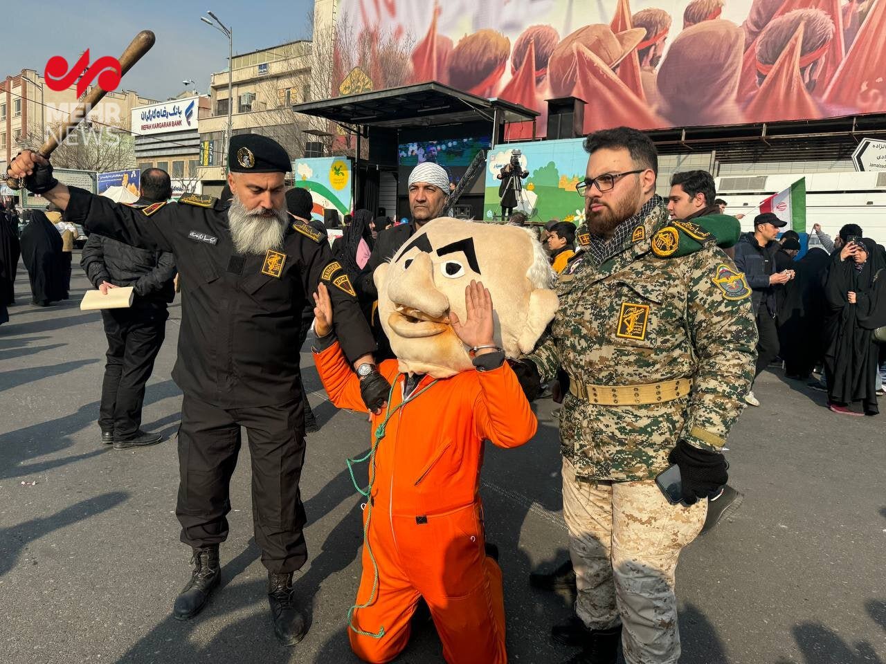 عکسی از نخست وزیر اسرائیل با لباس زندان در راهپیمایی ۲۲ بهمن/ شهدای مقاومت بالای سر تابوتهای اسرائیل، انگلیس و آمریکا