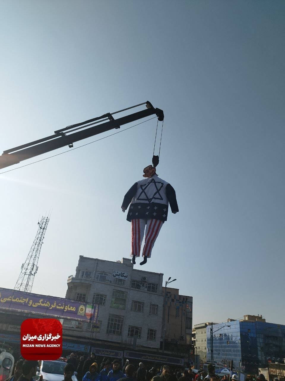 عکسی از نخست وزیر اسرائیل با لباس زندان در راهپیمایی ۲۲ بهمن/ شهدای مقاومت بالای سر تابوتهای اسرائیل، انگلیس و آمریکا