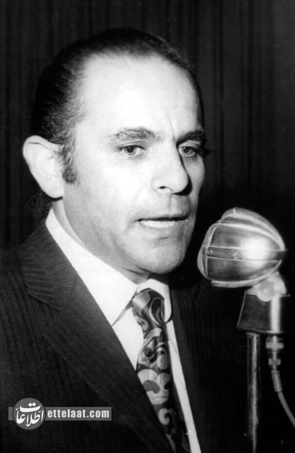 روی در خانهام نوشتهاند «مرگ بر شاعر خائن»!