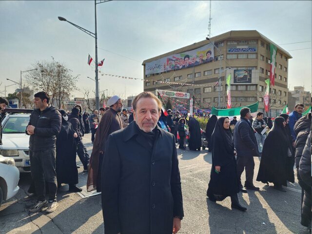 عارف و مقامات دولت‌های فعلی و سابق در راهپیمایی حاضر شدند/ تصویری از شمحانی در ۲۲ بهمن پس از حواشی اخیر