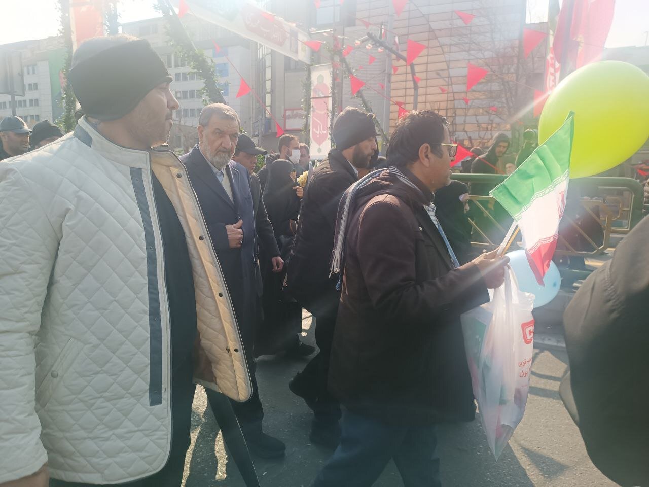 عارف و مقامات دولتهای فعلی و سابق در راهپیمایی حاضر شدند/ تصویری از شمحانی در ۲۲ بهمن پس از حواشی اخیر