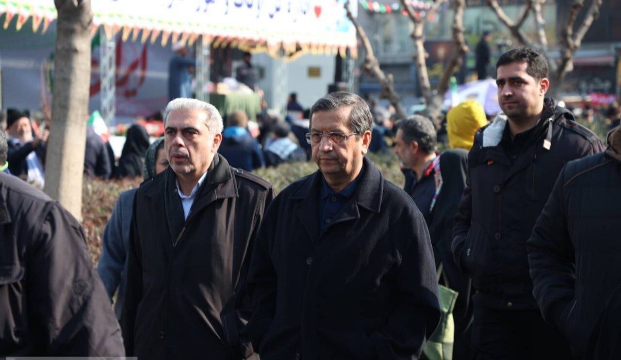 عارف و مقامات دولتهای فعلی و سابق در راهپیمایی حاضر شدند/ تصویری از شمحانی در ۲۲ بهمن پس از حواشی اخیر