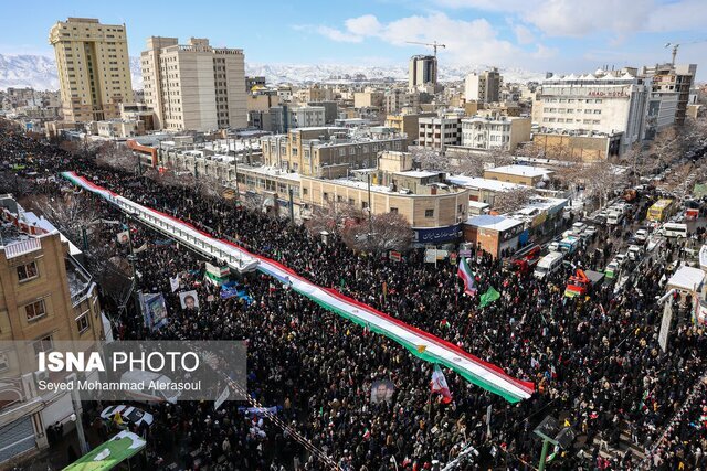 درخواست از سران قوا برای اجرای قانون حجاب در قطعنامه راهپیمایی ۲۲ بهمن/ همسر وزیر خارجه فقید پشت تریبون رفت