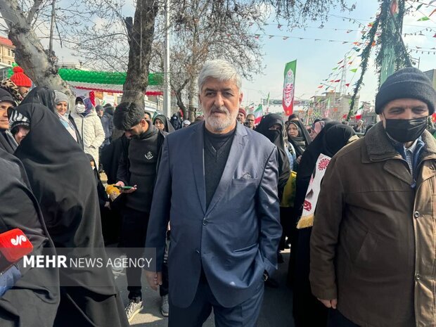 عکگسی از حداد عادل در راهپیمایی ۲۲ بهمن/ علی مطهری: احتمالاً فشارهای خارجی بیشتر خواهد شد