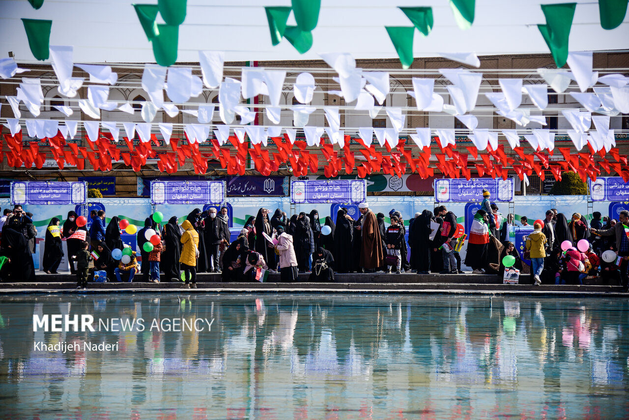 نوستالژی برف و سرما و روزهای انقلاب/ ۲۲ بهمنی که هر سال بهار میشود
