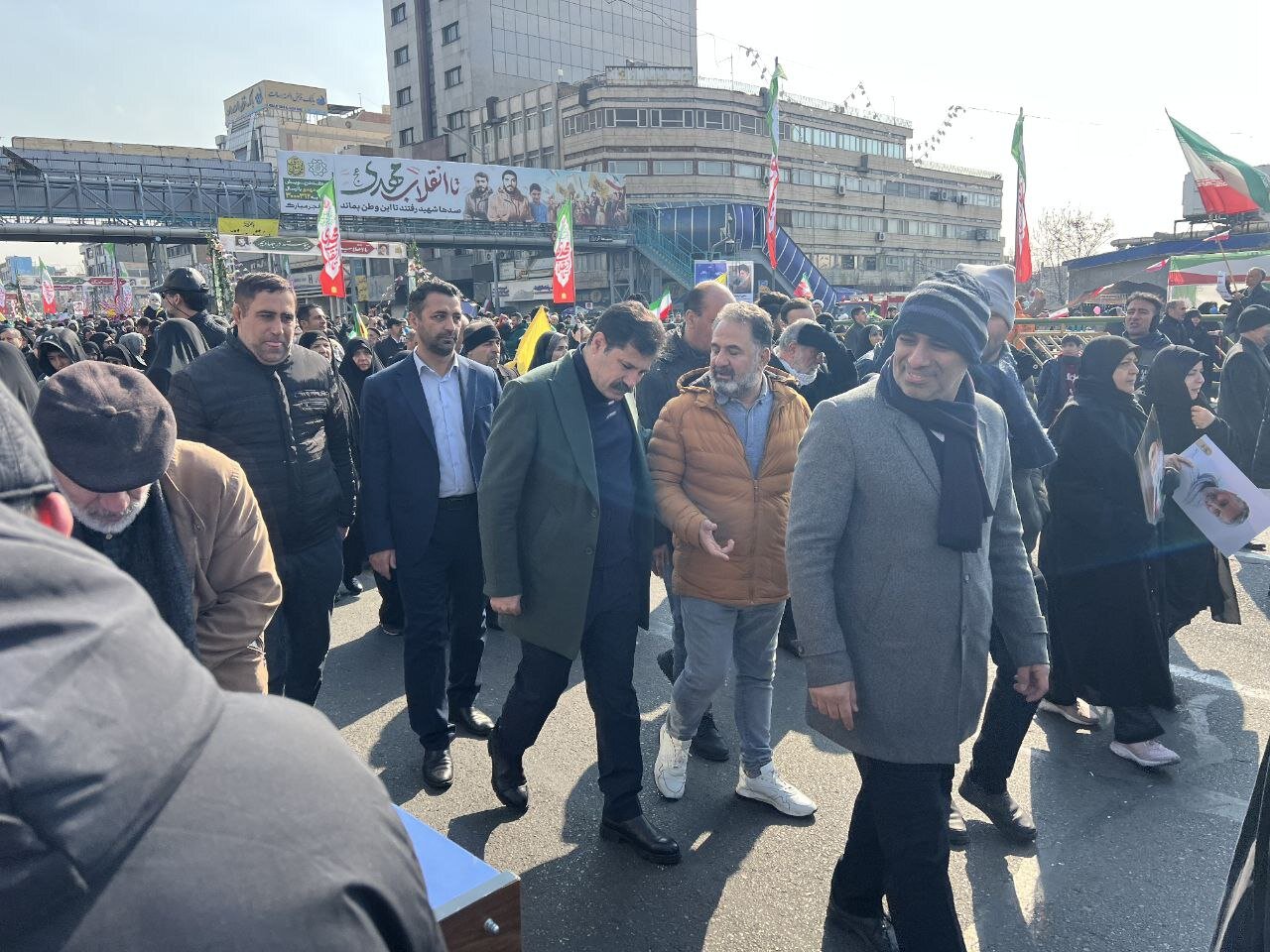 تصاویری از معاون اهل سنت پزشکیان در حال گپ و گفت با مردم در راهپیمایی ۲۲ بهمن