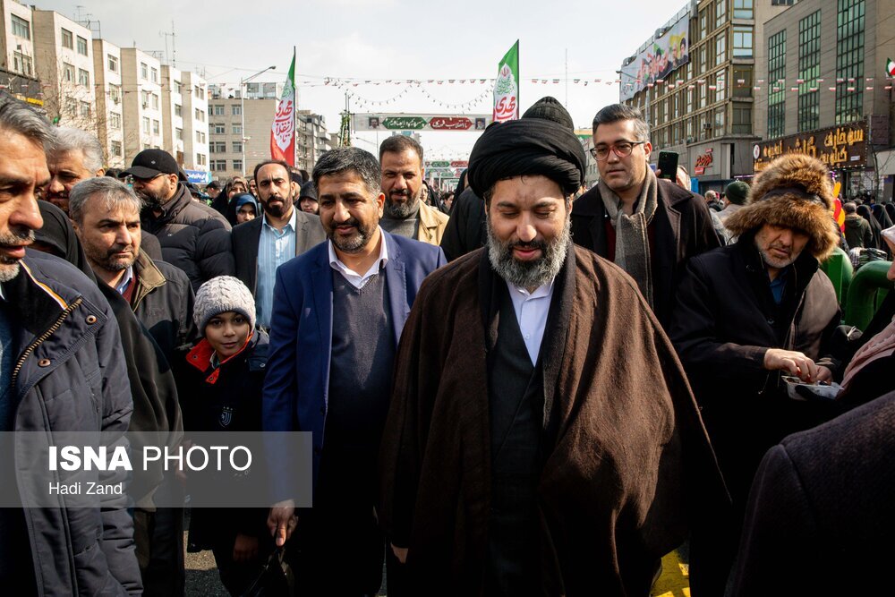 عکسی از سیدمیثم خامنه ای، فرزند رهبر انقلاب در مراسم راهپیمایی روز ۲۲ بهمن