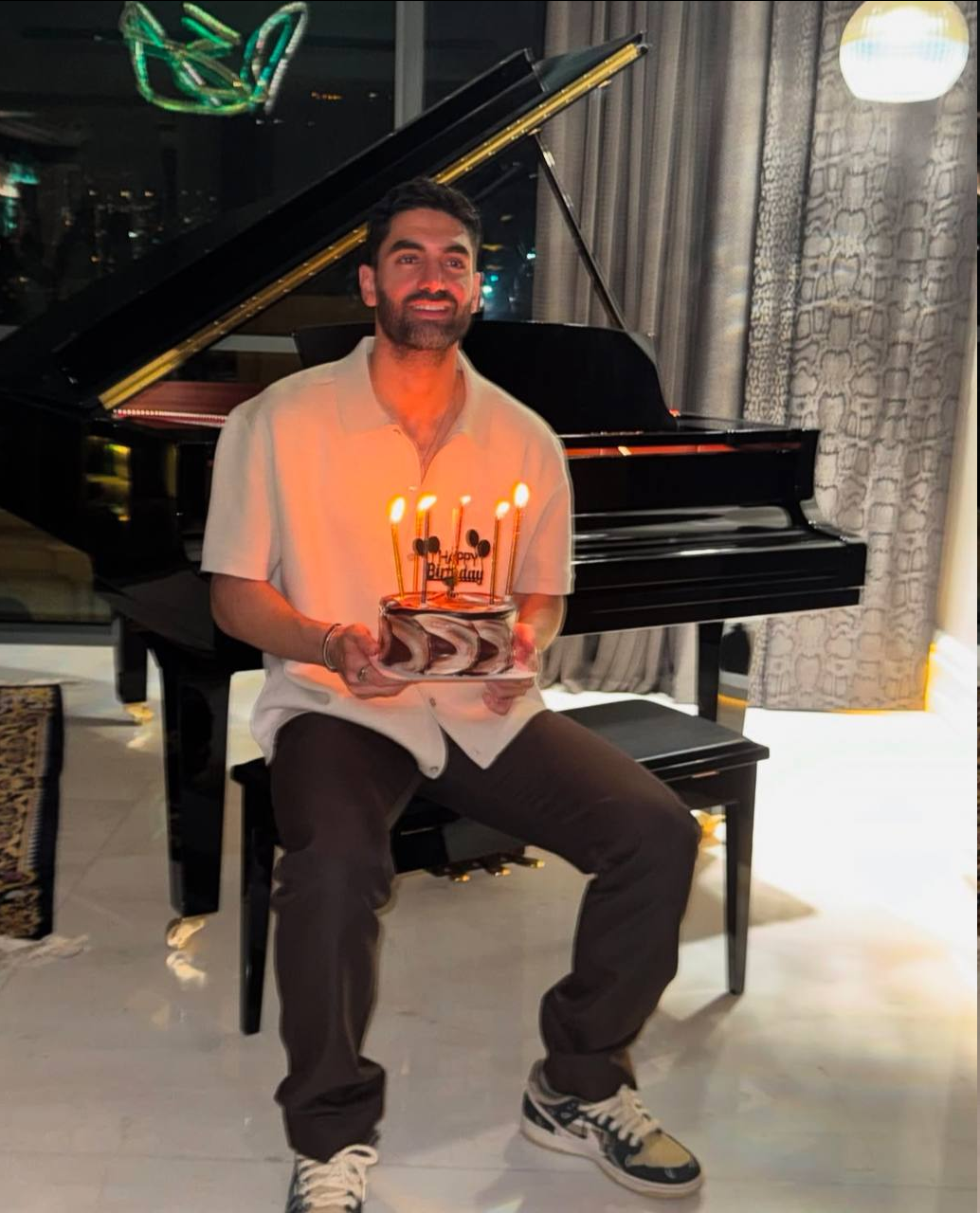 عکس | علی کریمی شمع تولدش را فوت کرد