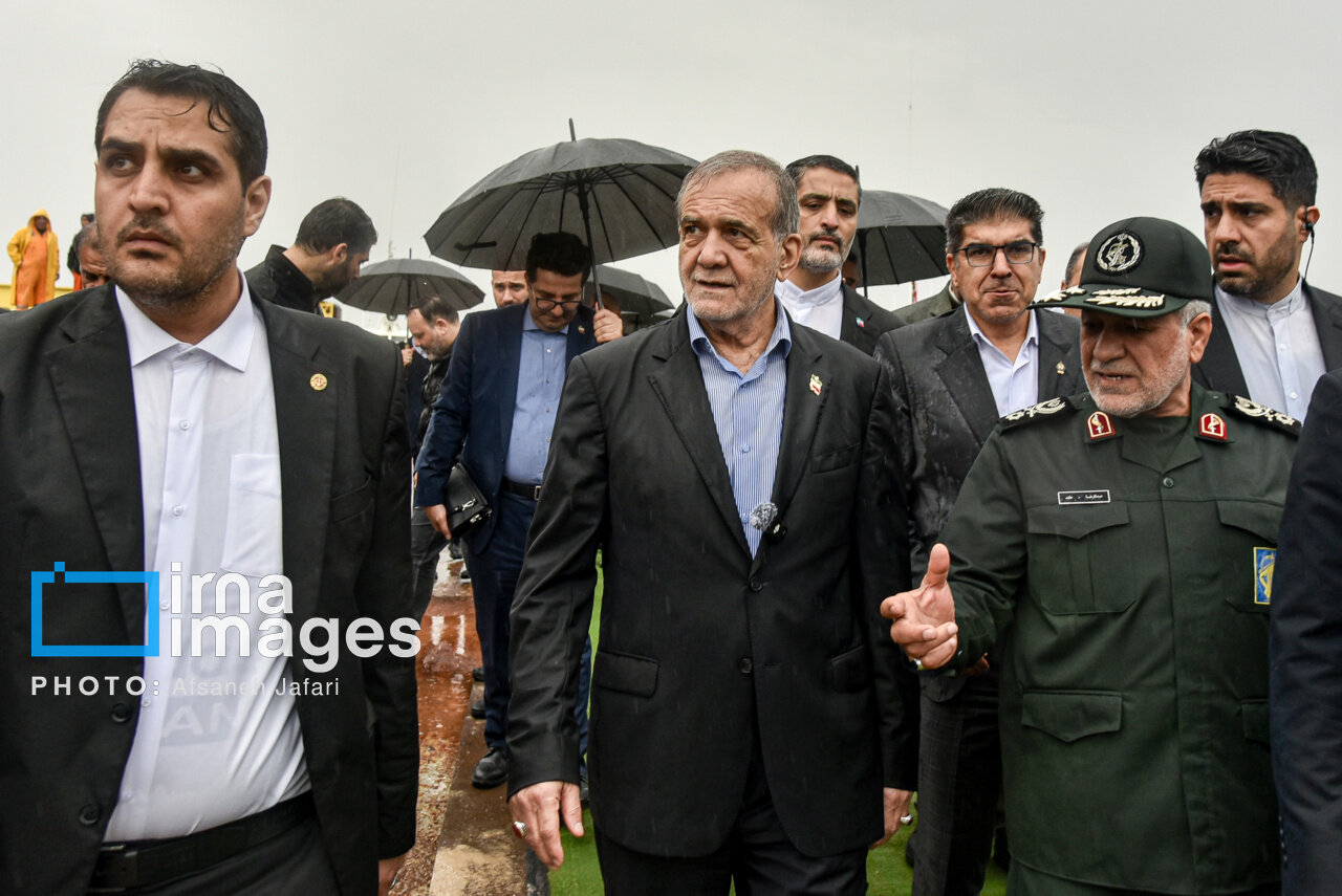 تصاویری از بازدید پزشکیان از صنایع کشتیسازی زیر باران در بوشهر