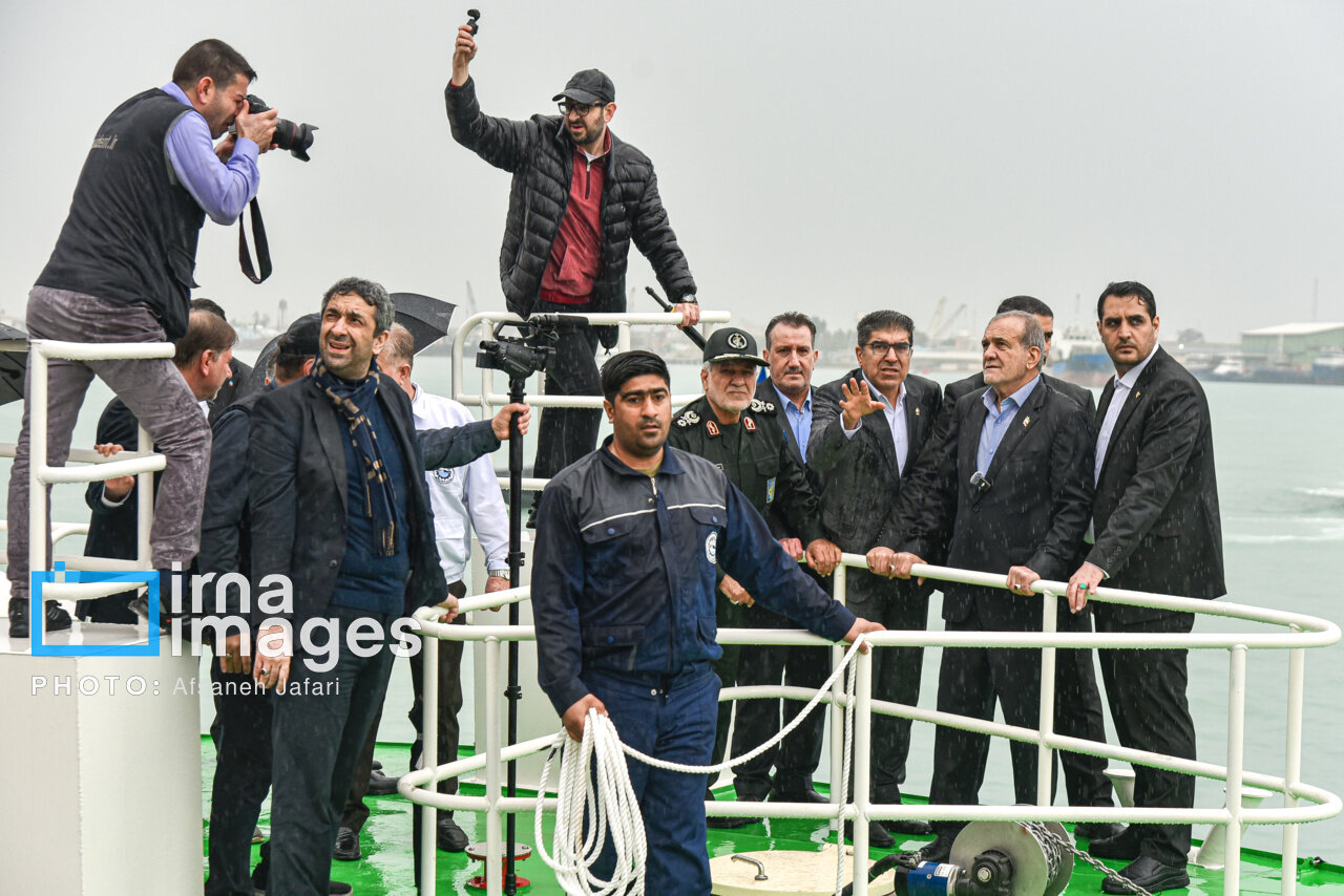 تصاویری از بازدید پزشکیان از صنایع کشتیسازی زیر باران در بوشهر