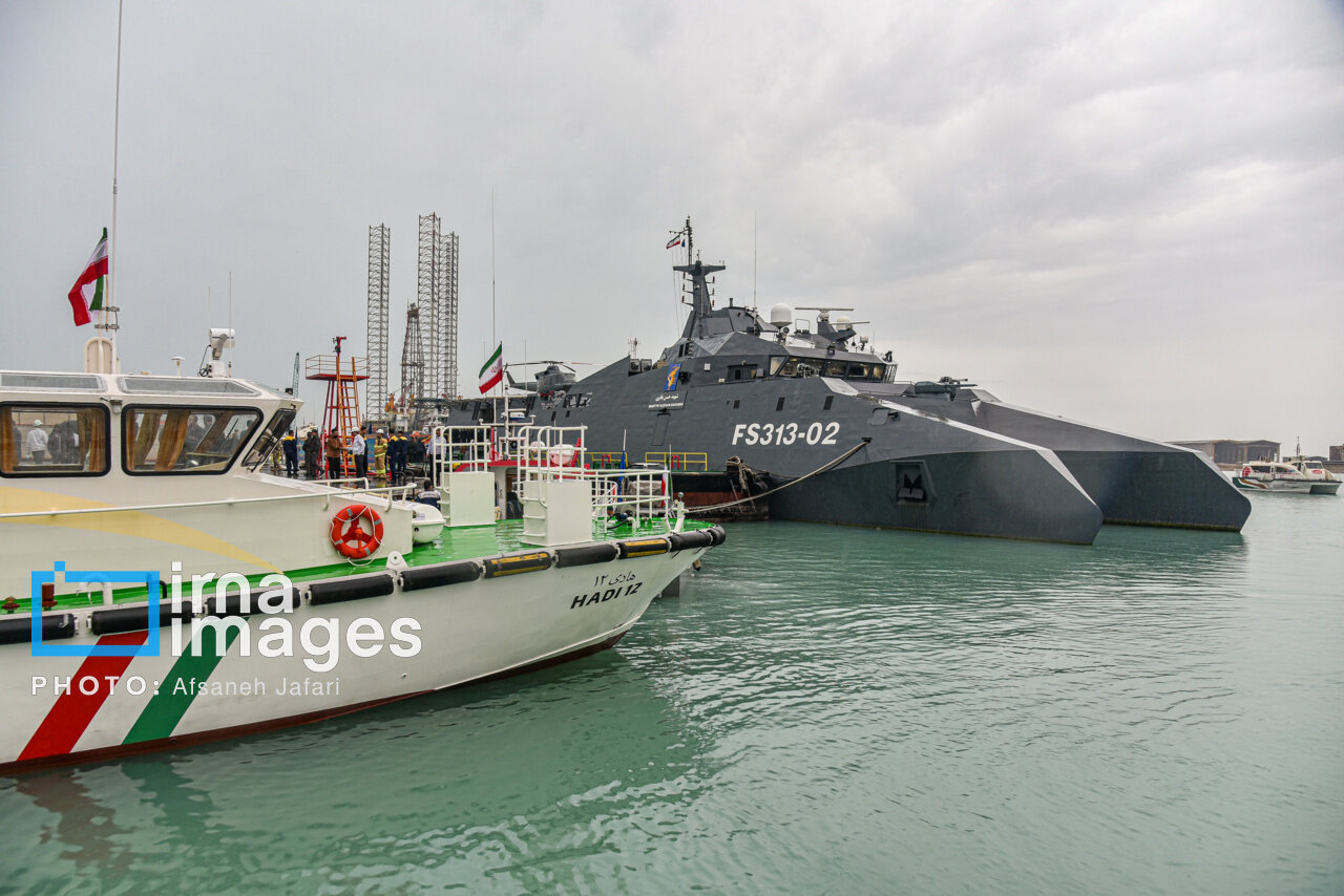 تصاویری از بازدید پزشکیان از صنایع کشتیسازی زیر باران در بوشهر