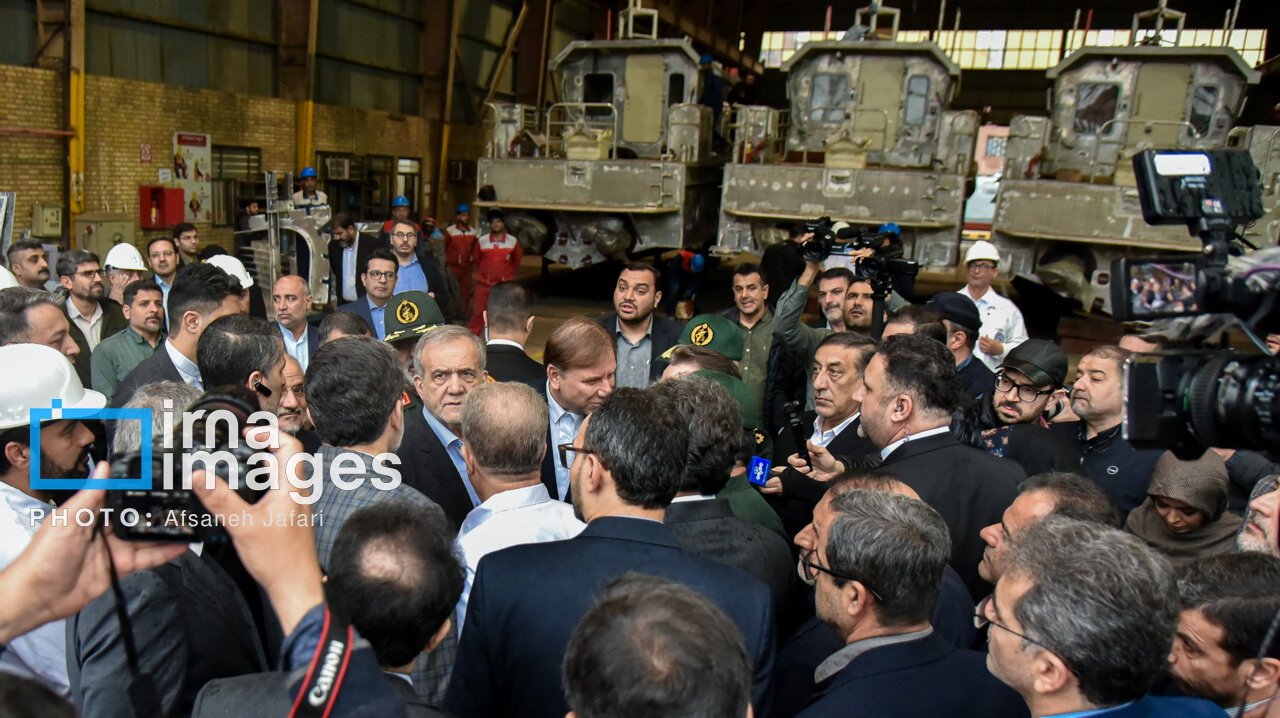 تصاویری از بازدید پزشکیان از صنایع کشتیسازی زیر باران در بوشهر