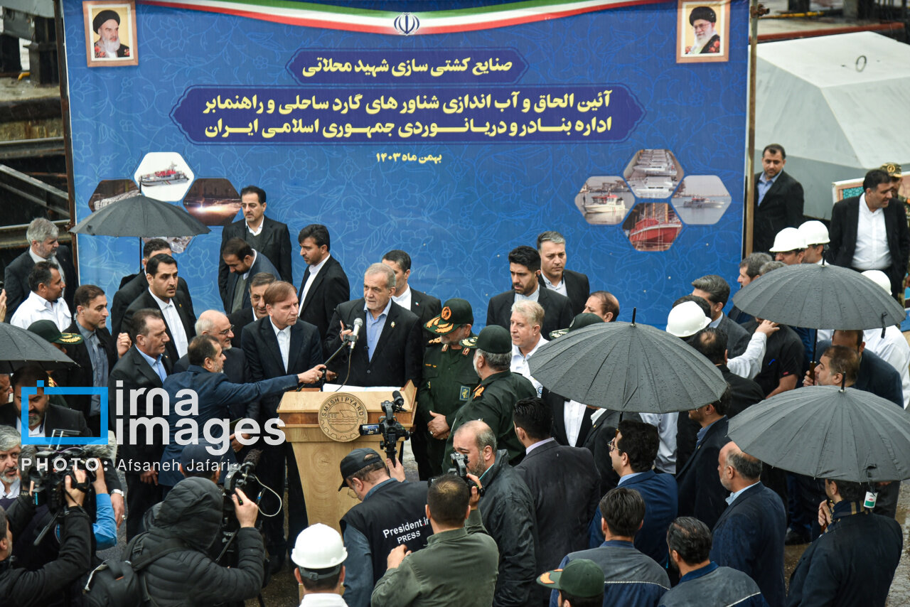 تصاویری از بازدید پزشکیان از صنایع کشتیسازی زیر باران در بوشهر