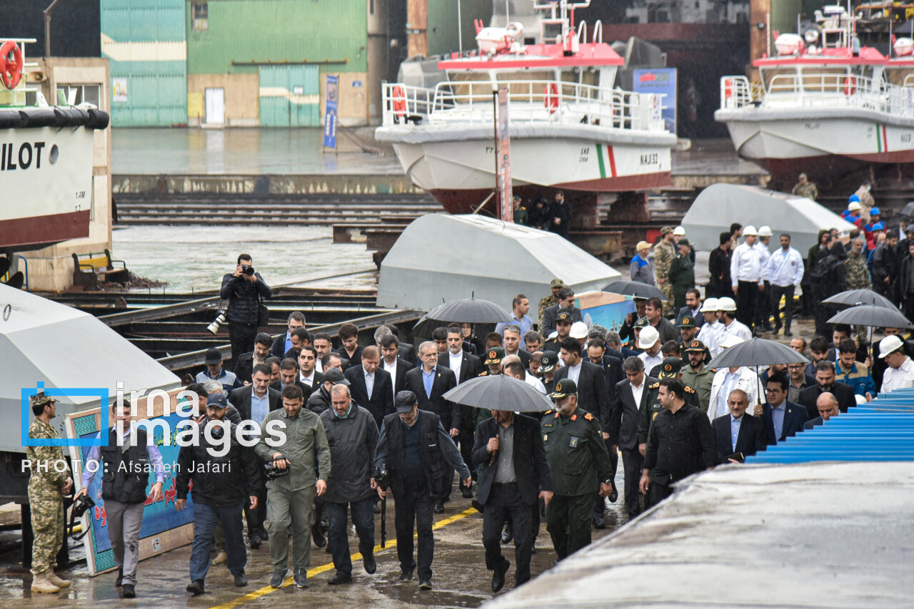 تصاویری از بازدید پزشکیان از صنایع کشتیسازی زیر باران در بوشهر