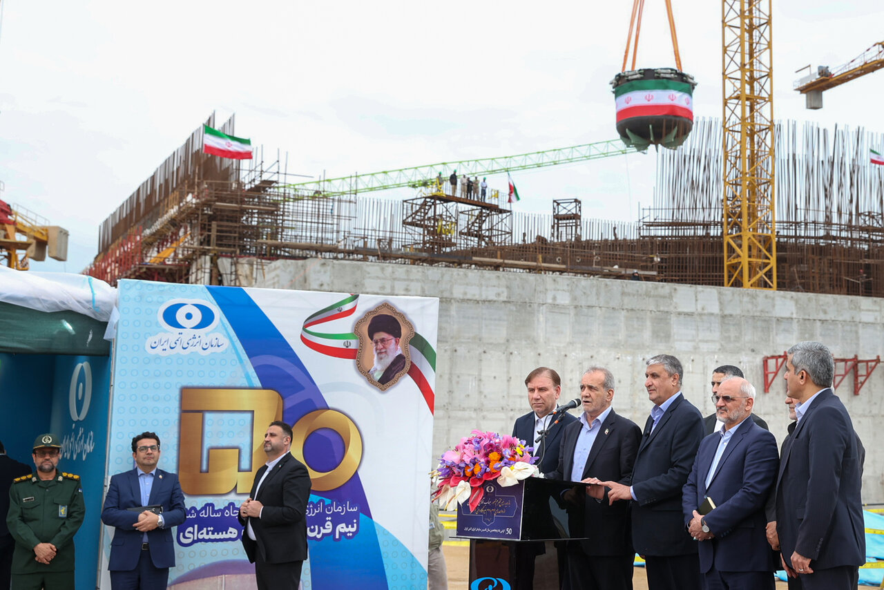 تصاویری از بازدید رئیس جمهوری از نیروگاه هستهای بوشهر/ توضیحات رئیس سازمان انرژی اتمی درباره فازهای مختلف نیروگاه به پزشکیان