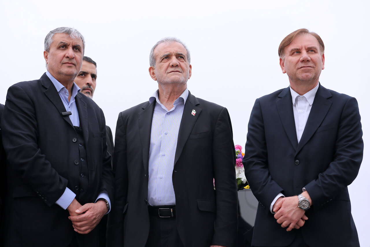 تصاویری از بازدید رئیس جمهوری از نیروگاه هستهای بوشهر/ توضیحات رئیس سازمان انرژی اتمی درباره فازهای مختلف نیروگاه به پزشکیان